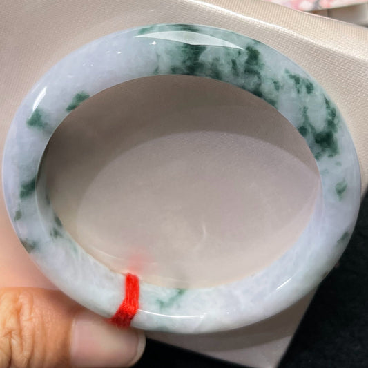 Close-up of a visible crack in a jadeite bangle where NGTC later detected adhesive material.