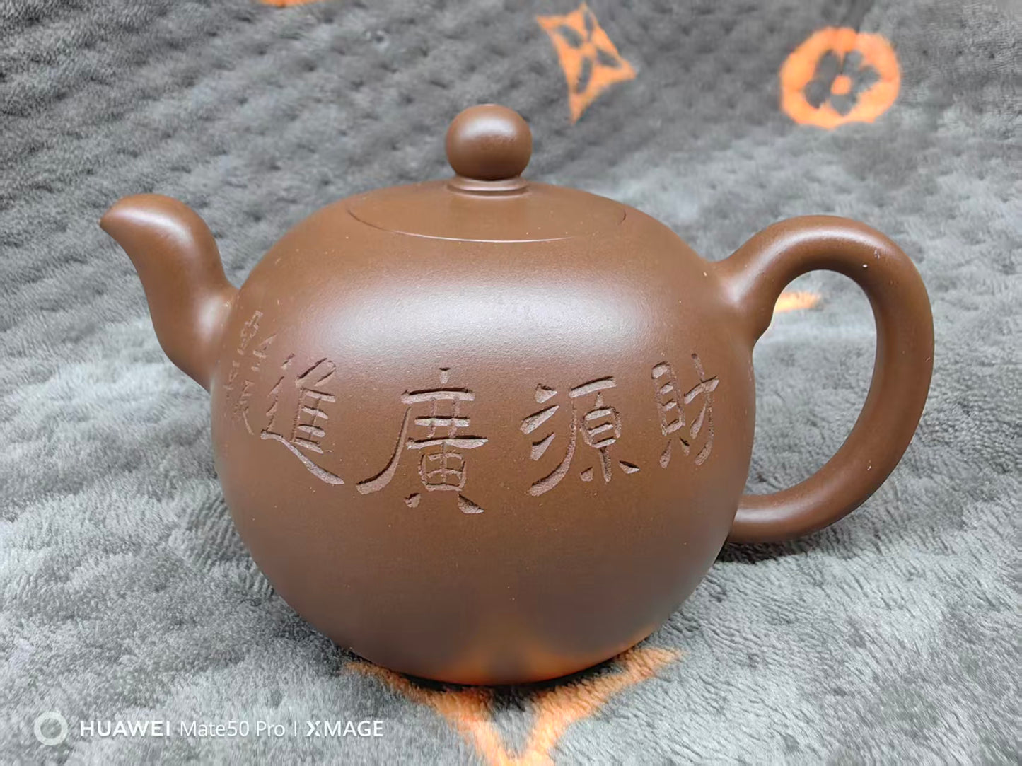 Yixing Zisha “Yi Li Zhu” Teapot 200ml – Handmade Purple Clay Teapot with Goldfish & Auspicious Calligraphy