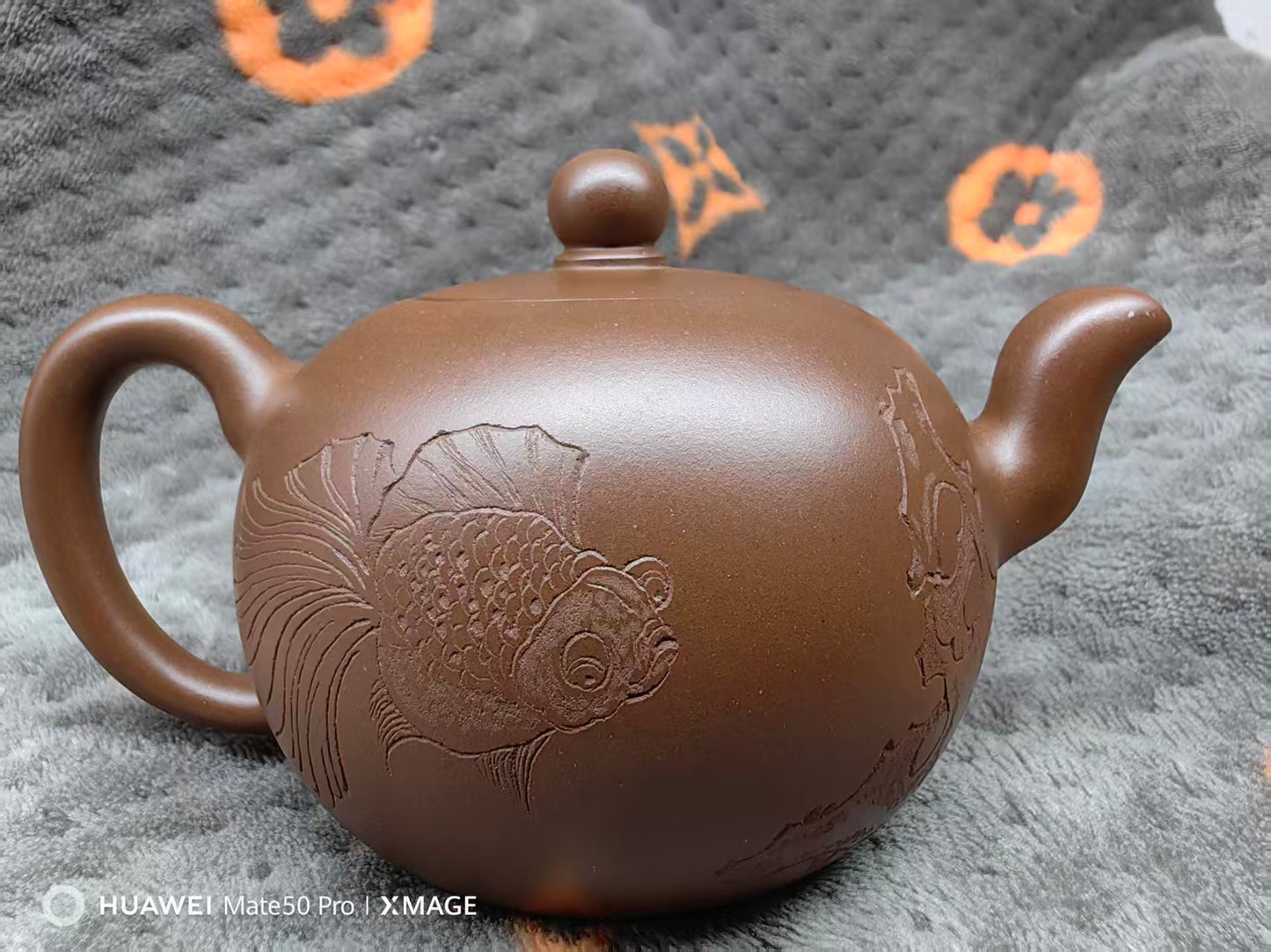 Yixing Zisha “Yi Li Zhu” Teapot 200ml – Handmade Purple Clay Teapot with Goldfish & Auspicious Calligraphy