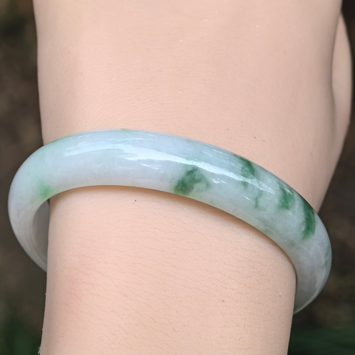 Natural Grade-A Jadeite Floating Green Oval Bangle · Burmese Jade 51mm