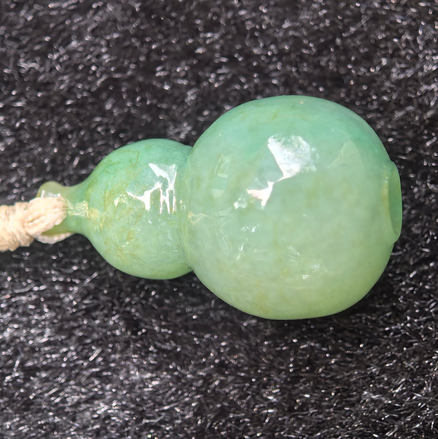 Natural Grade-A Glutinous Lake-Green 3D Gourd Pendant · Burmese Jade