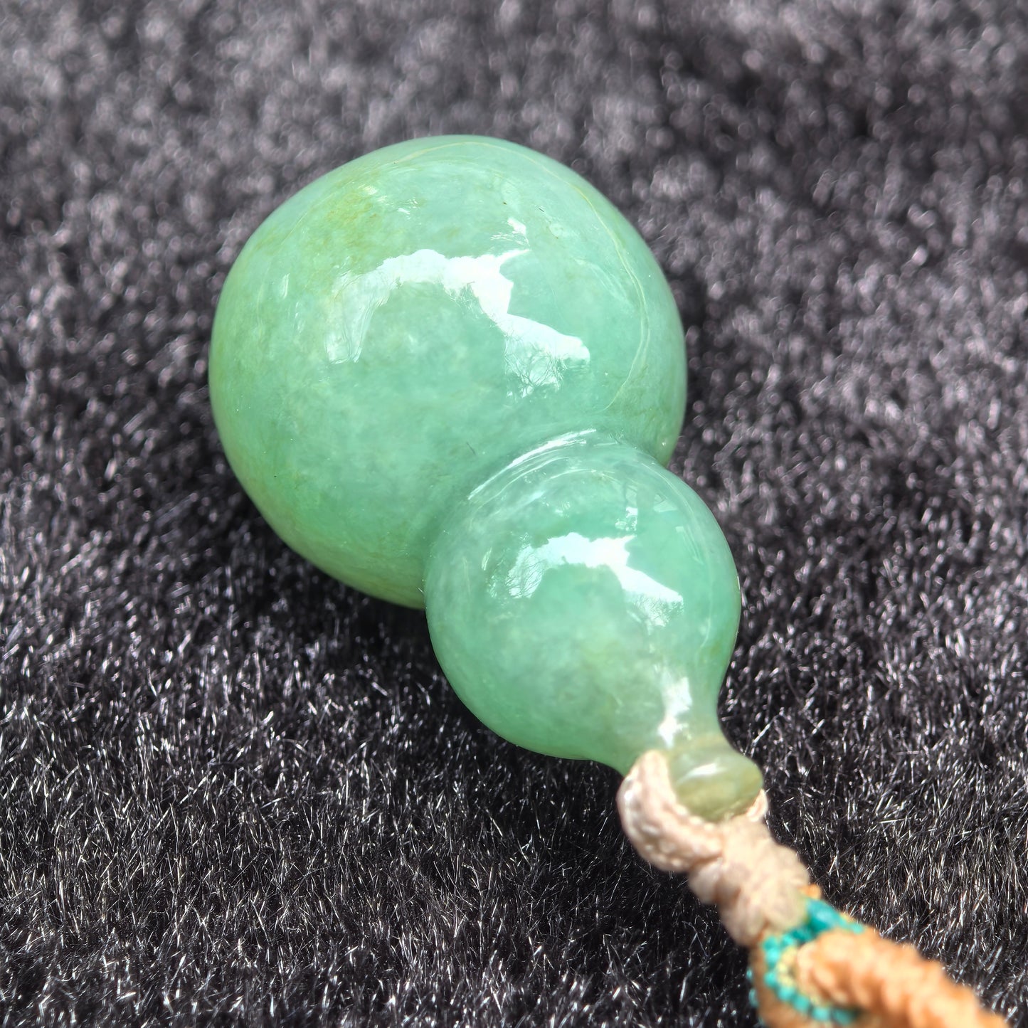 Natural Grade-A Glutinous Lake-Green 3D Gourd Pendant · Burmese Jade