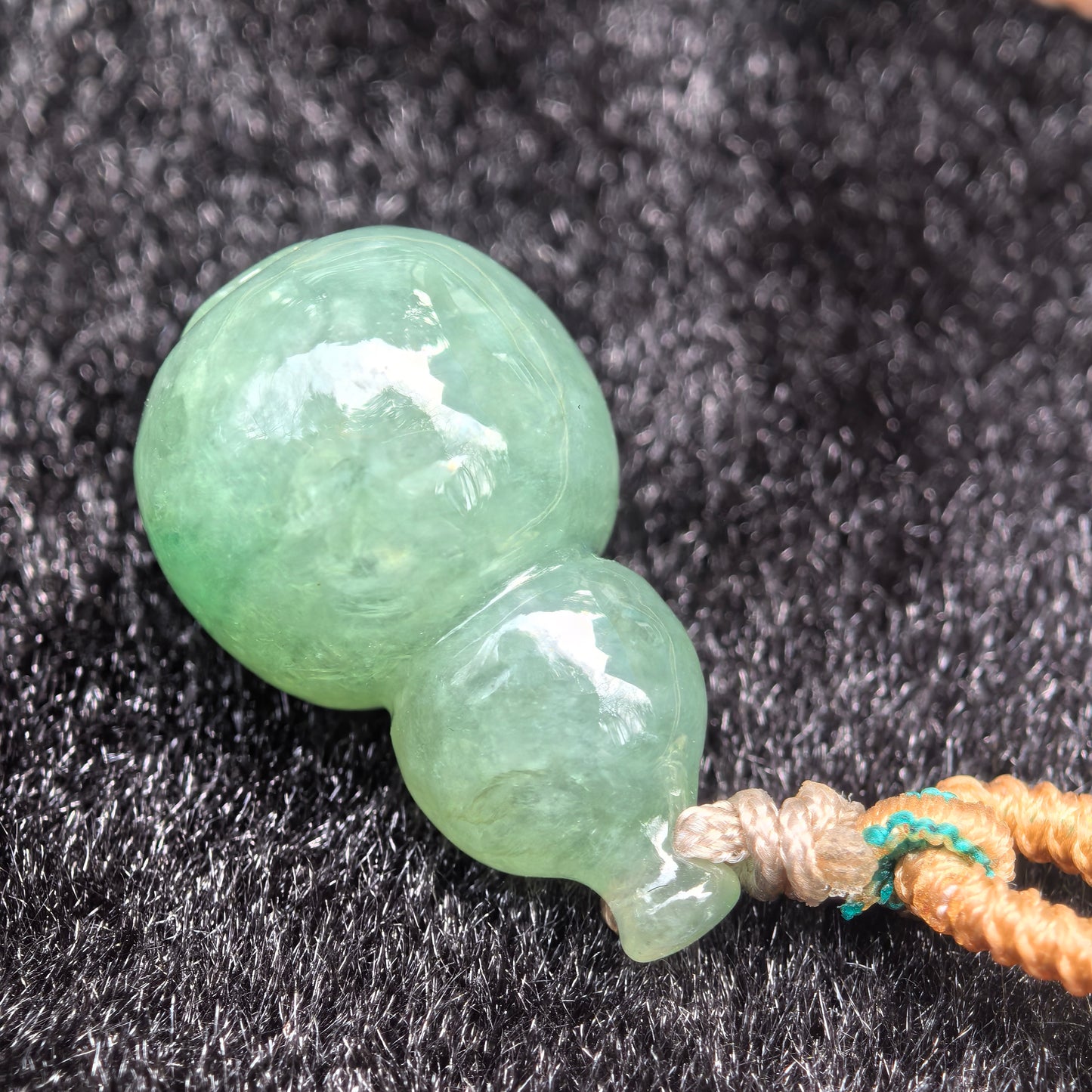 Natural Grade-A Glutinous Lake-Green 3D Gourd Pendant · Burmese Jade