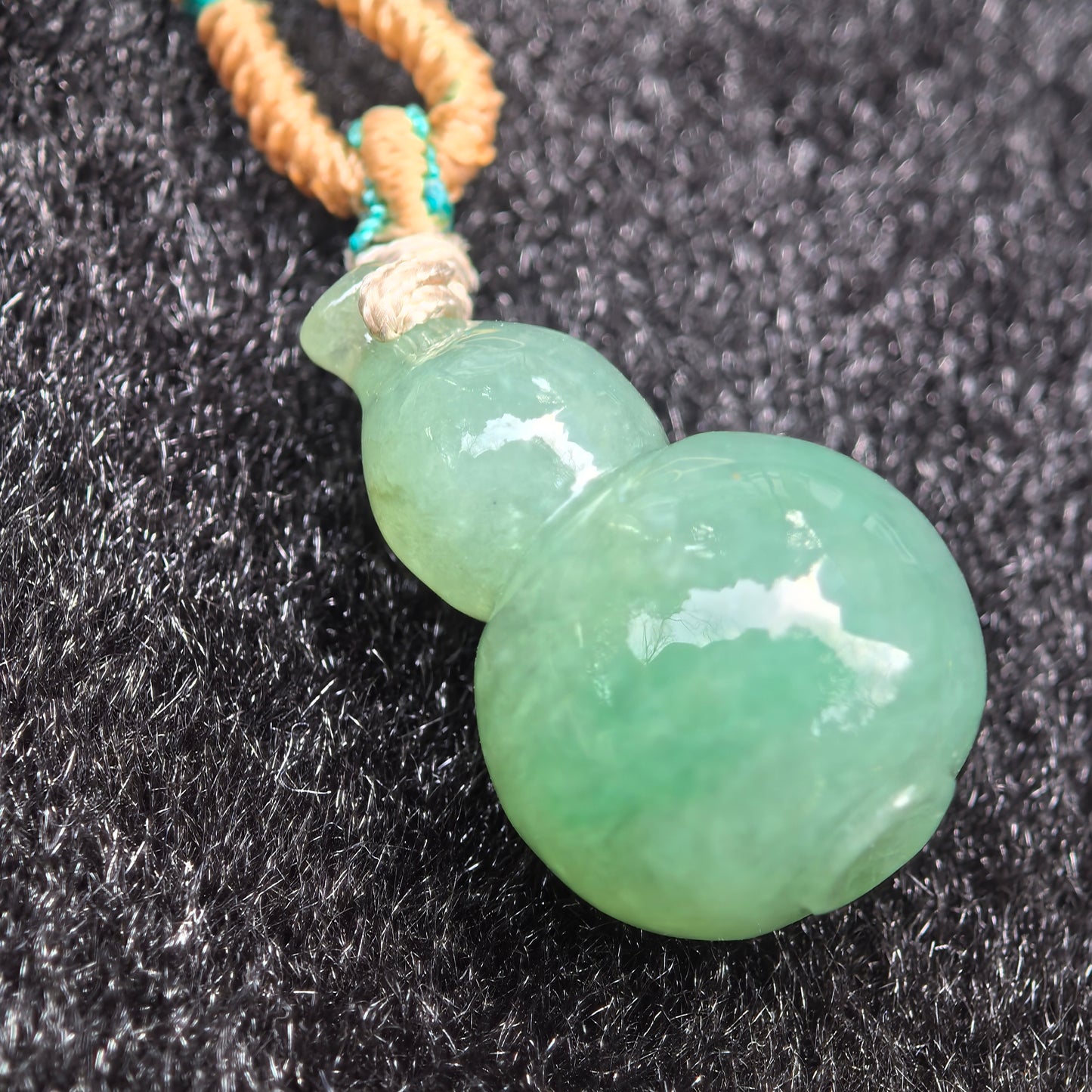 Natural Grade-A Glutinous Lake-Green 3D Gourd Pendant · Burmese Jade