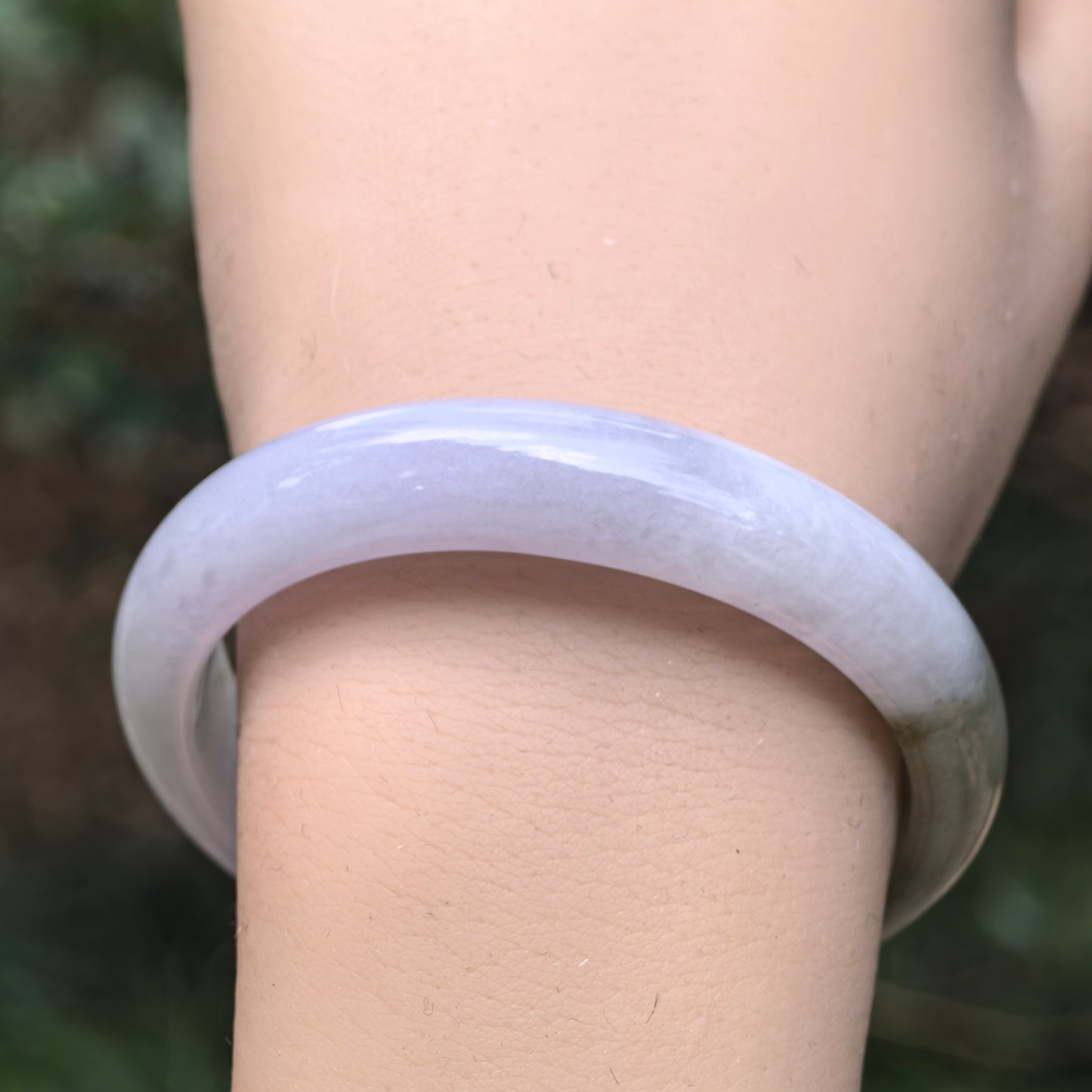 Natural Grade-A Glutinous Light Lavender & Olive Green Jadeite Oval Bangle · Burmese Jade 50mm