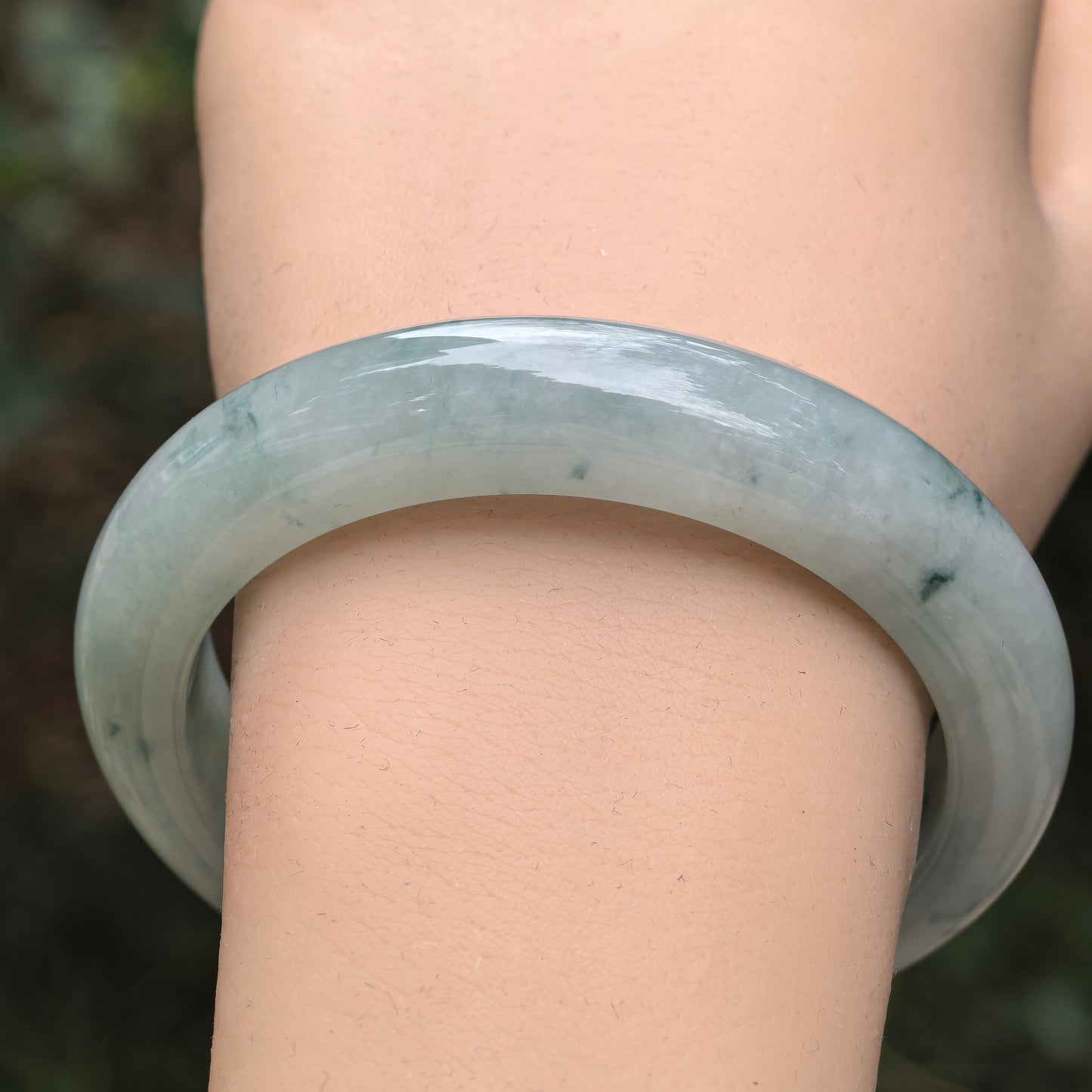 Natural Grade-A Glutinous Icy Light Green Jadeite Bangle with Blue Floating Flowers · Burmese Jade 55mm