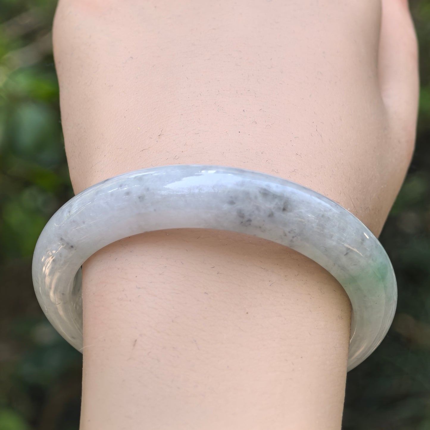 Natural Grade-A Jadeite Glutinous Black-and-Green D-Shape Bangle · Burmese Jade 51mm
