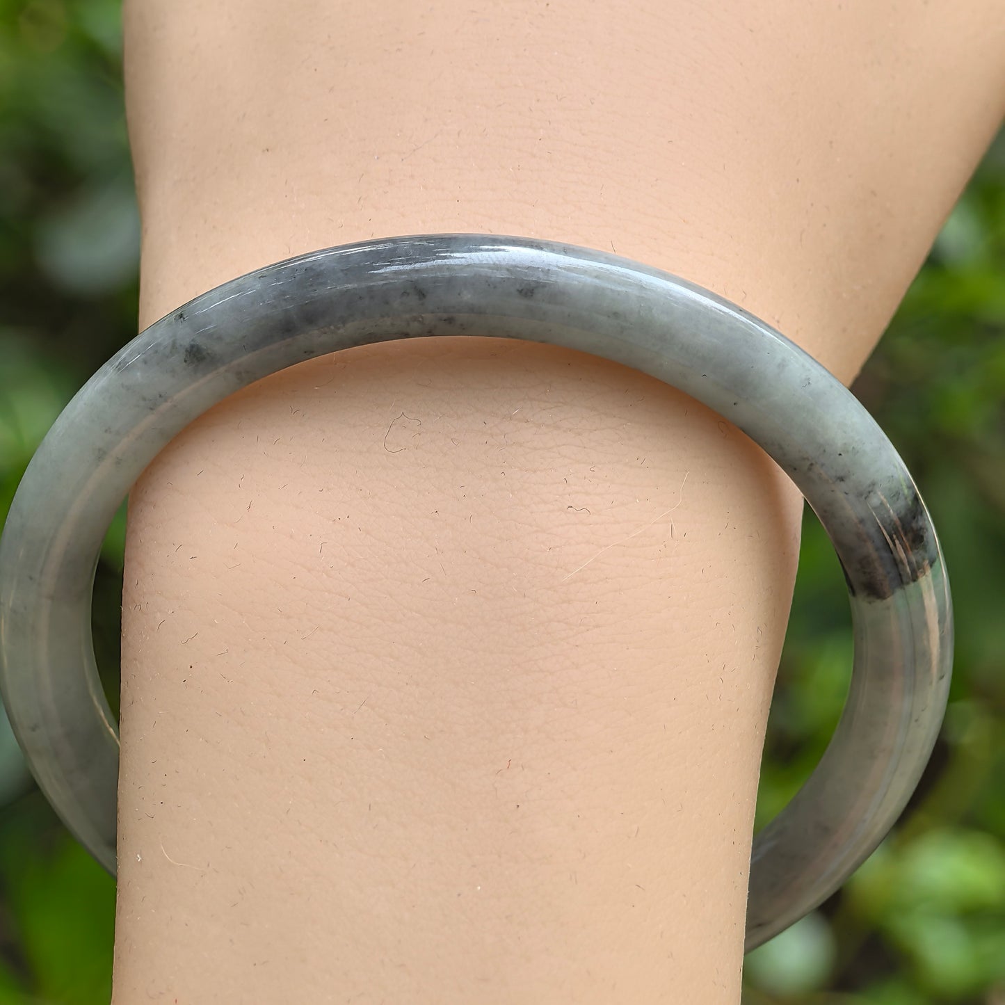 Natural Grade-A Jadeite Glutinous Black-and-Green Round Bangle · Burmese Jade 57mm