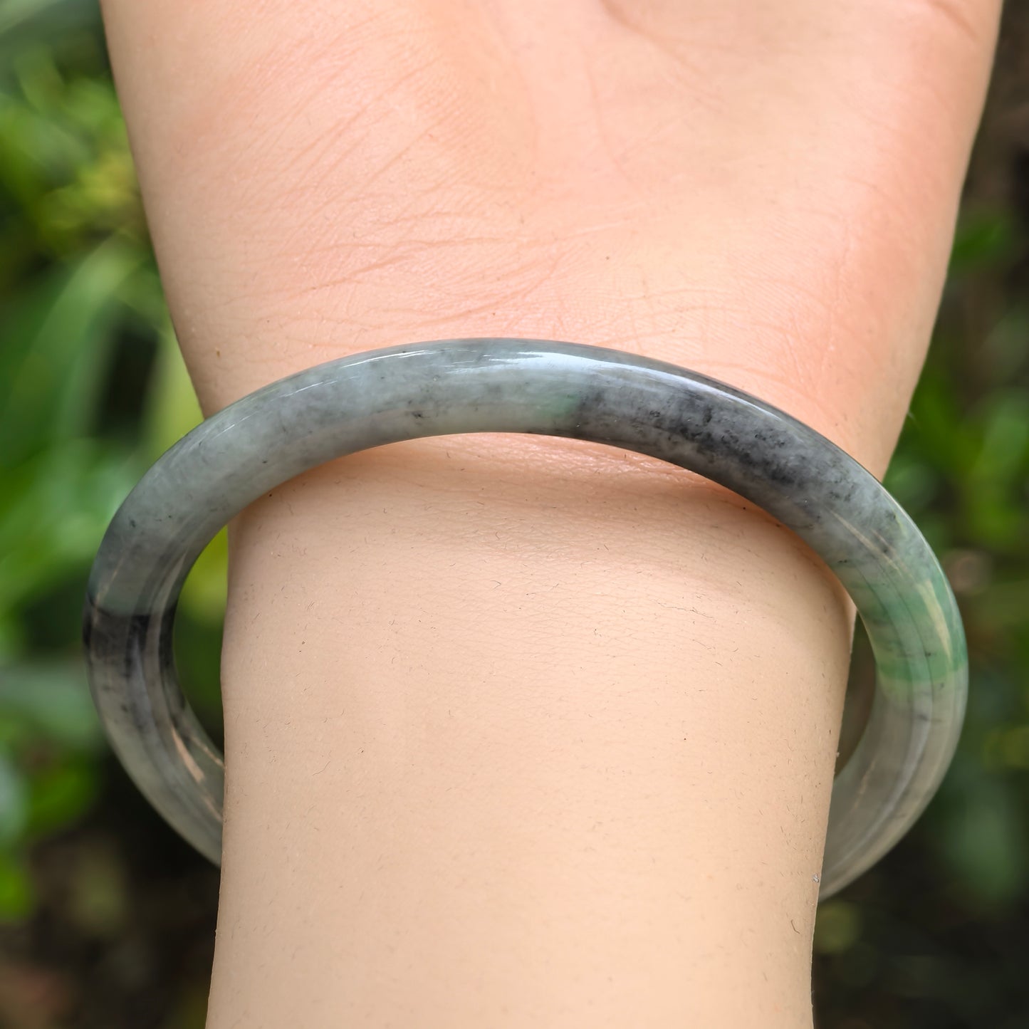 Natural Grade-A Jadeite Glutinous Black-and-Green Round Bangle · Burmese Jade 57mm