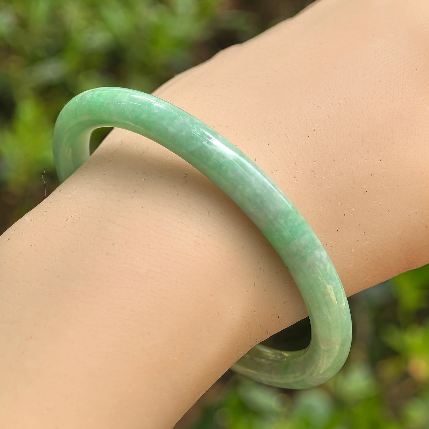 Natural Grade-A Jadeite Bean-Glutinous Full Pale Green Slim Round Bangle · Burmese Jade 56mm