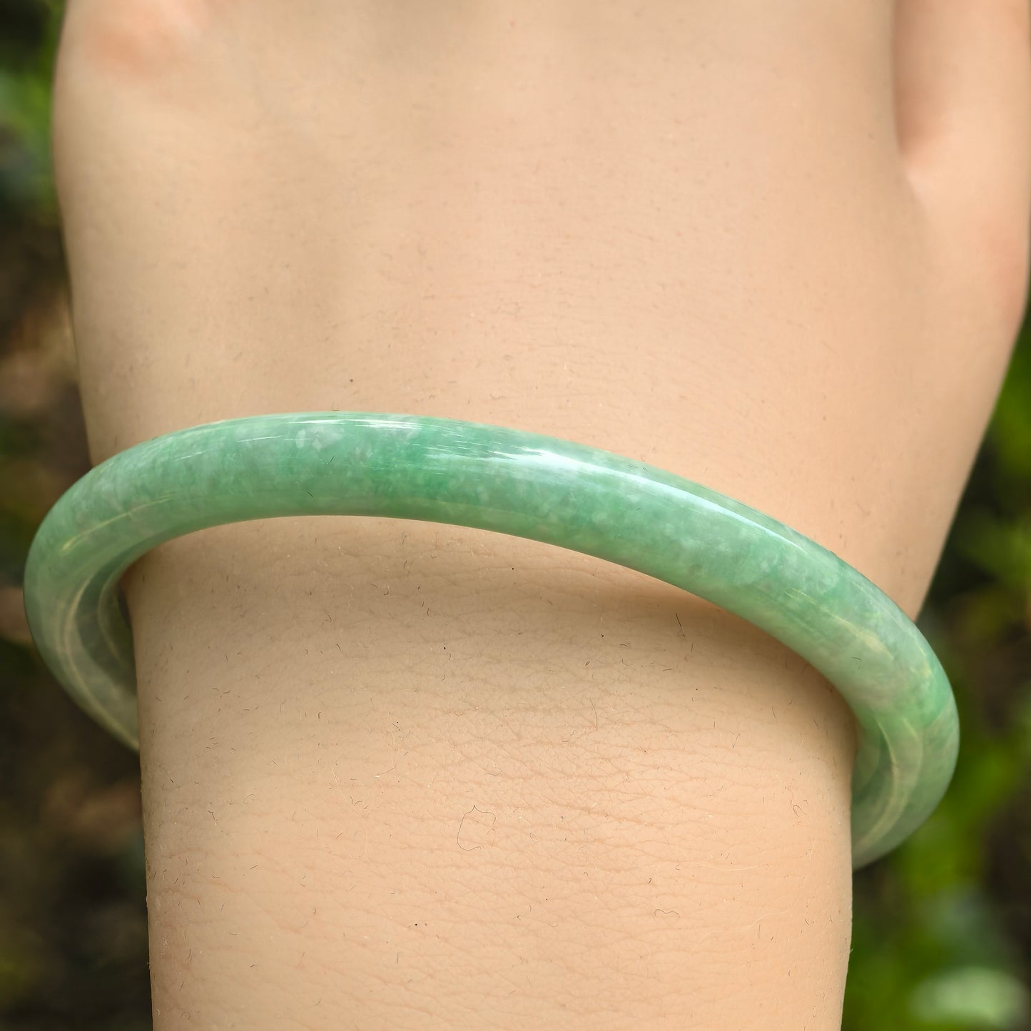 Natural Grade-A Jadeite Bean-Glutinous Full Pale Green Slim Round Bangle · Burmese Jade 56mm