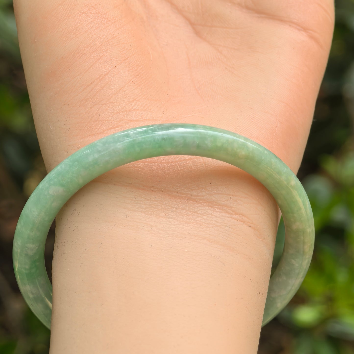 Natural Grade-A Jadeite Bean-Glutinous Full Pale Green Slim Round Bangle · Burmese Jade 56mm