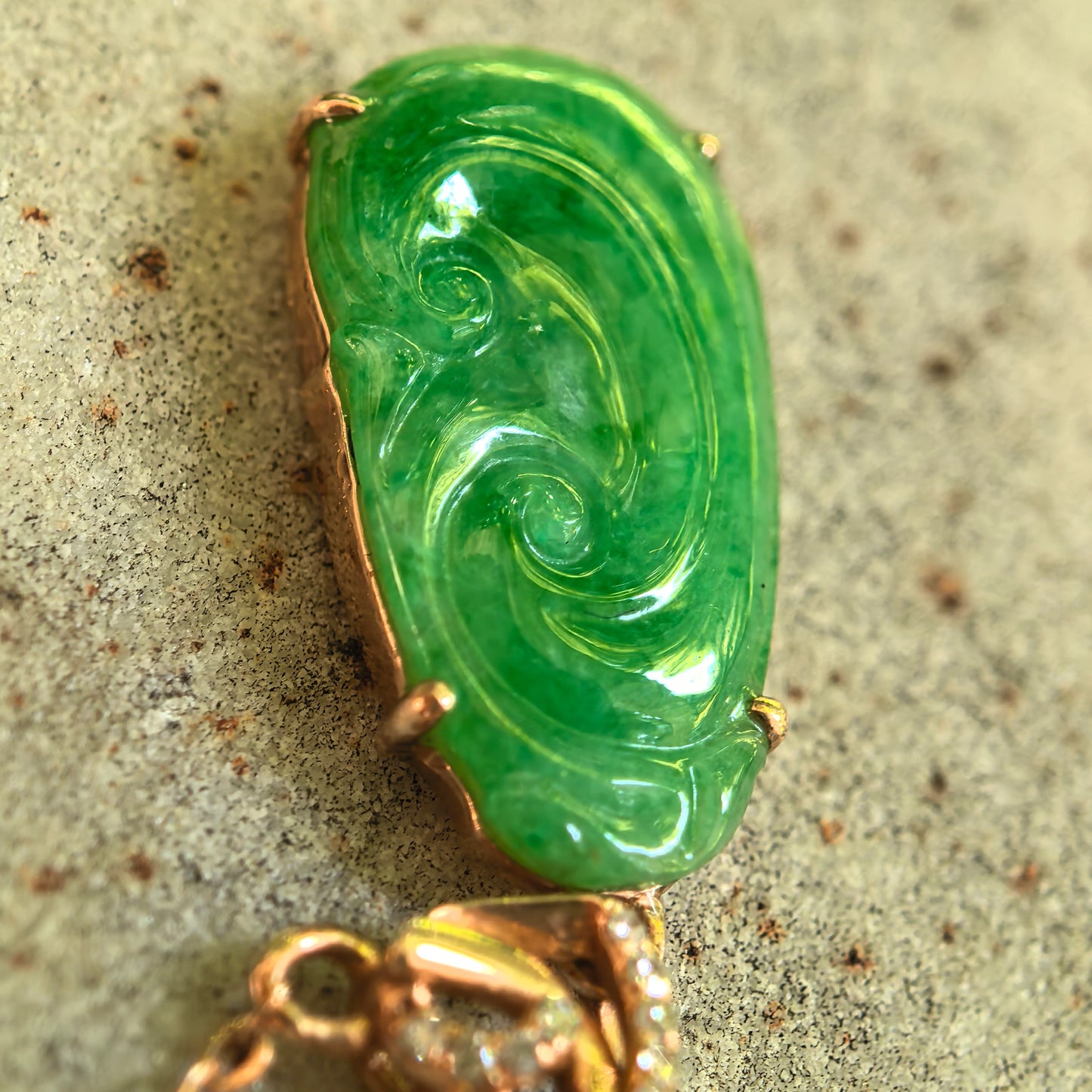 Natural Grade-A 18K Gold Glutinous Green Ruyi Jadeite Pendant · Burmese Jade