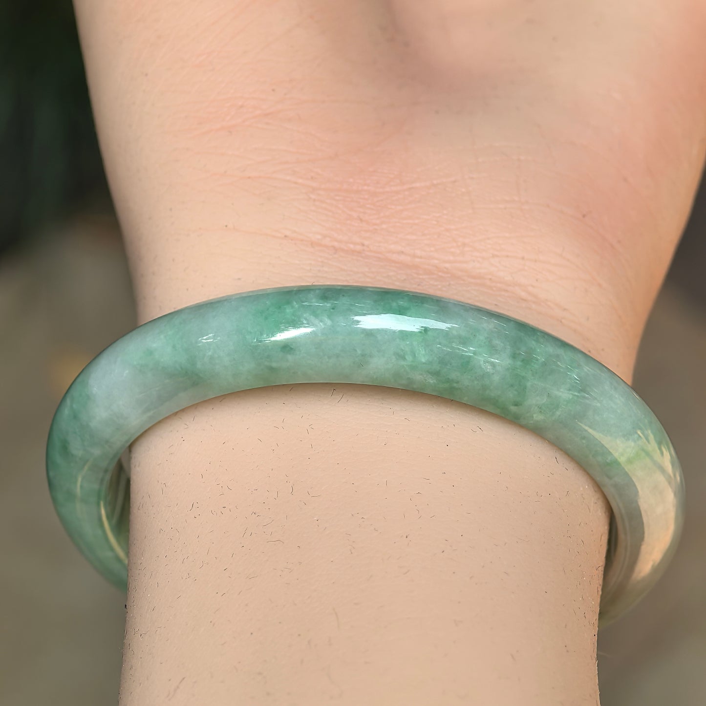 Natural Grade-A Glutinous Green Slim D-Shape Jadeite Bangle · Burmese Jade 51mm