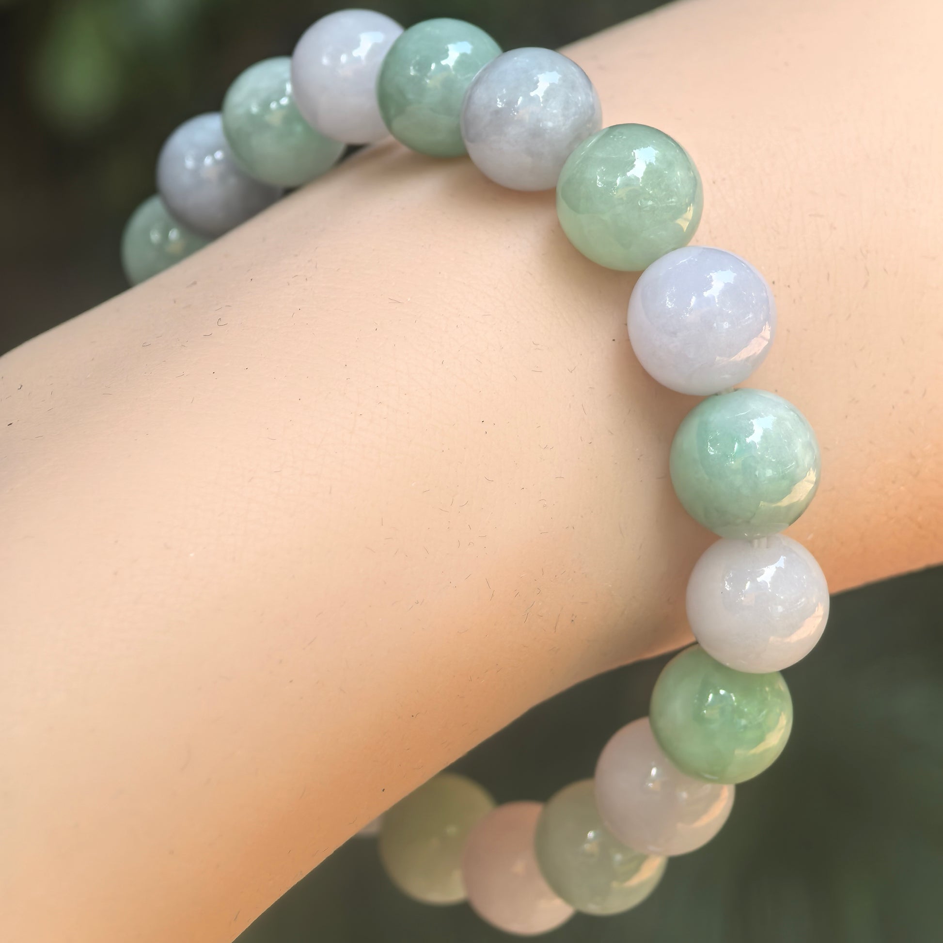 Natural Grade-A glutinous light spring beaded jadeite bracelet worn on the wrist.
