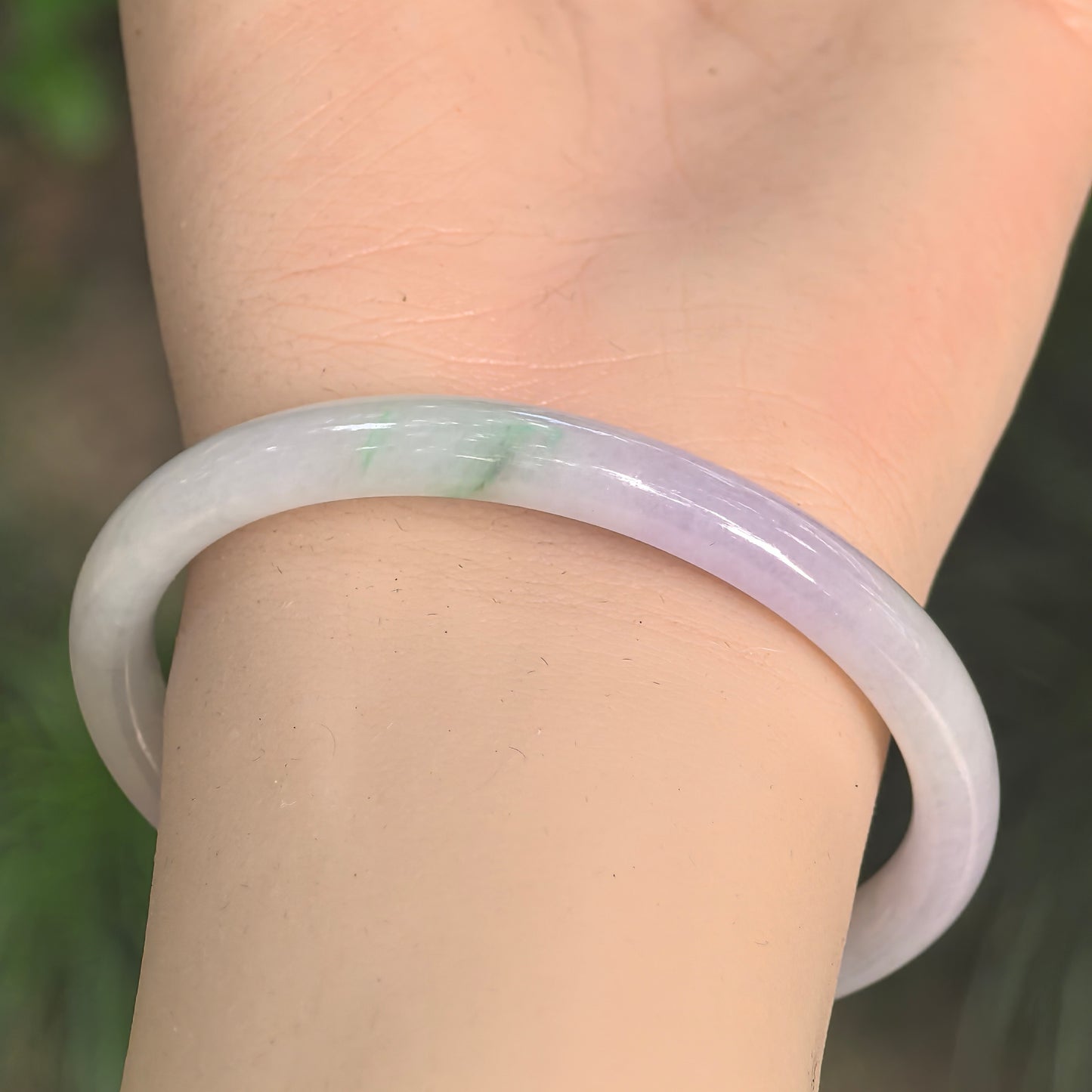 Natural Grade-A Glutinous Light Lavender & Green Oval Jadeite Bangle · Burmese Jade 52mm