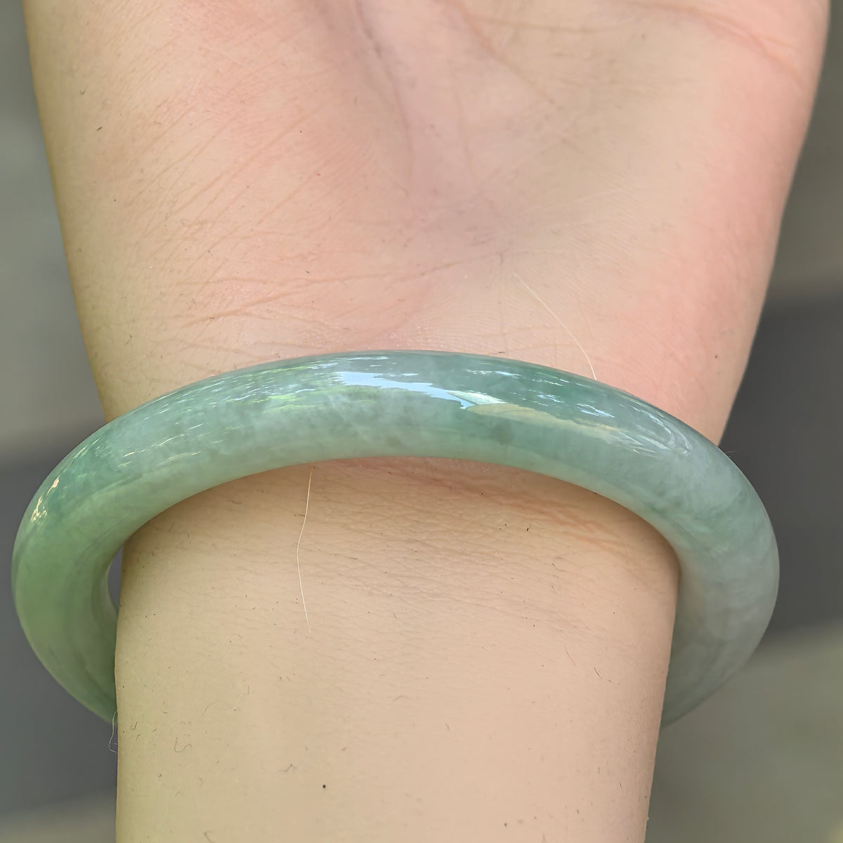 Icy Glutinous Mint Green Round Jadeite Bangle – 52mm