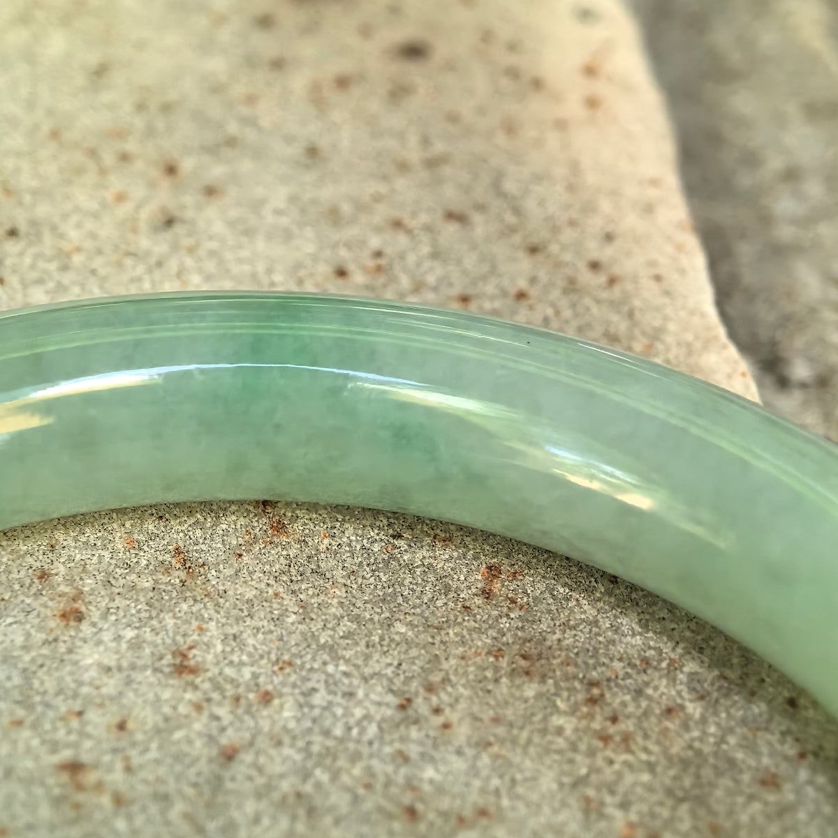 Icy Glutinous Mint Green Round Jadeite Bangle – 52mm